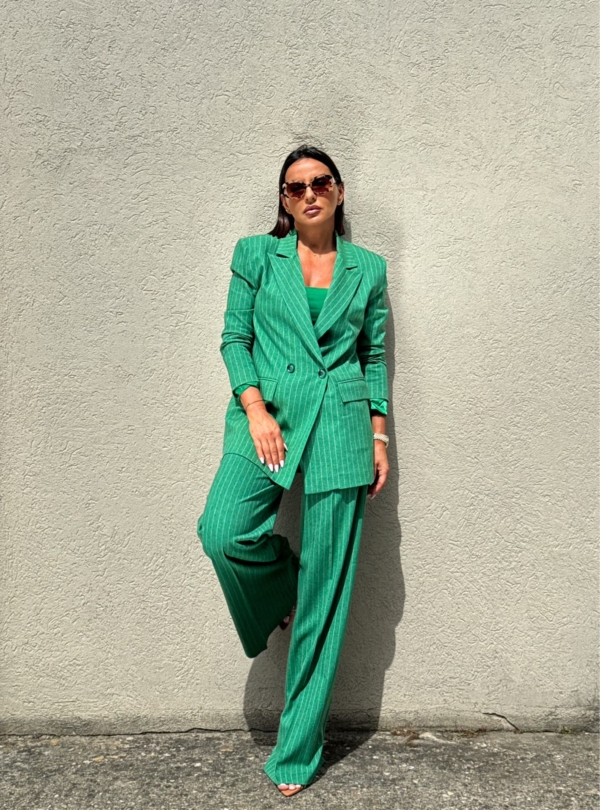 Žensko zeleno prugasto odelo trendi kroja sa zvonastim pantalonama