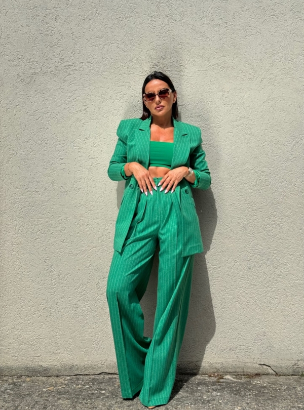 Žensko zeleno prugasto odelo trendi kroja sa zvonastim pantalonama