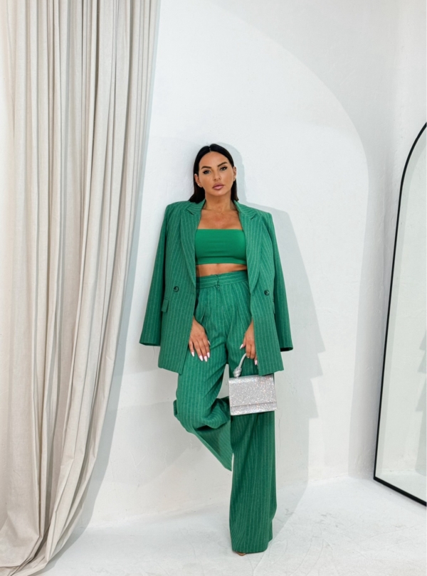 Žensko zeleno prugasto odelo trendi kroja sa zvonastim pantalonama