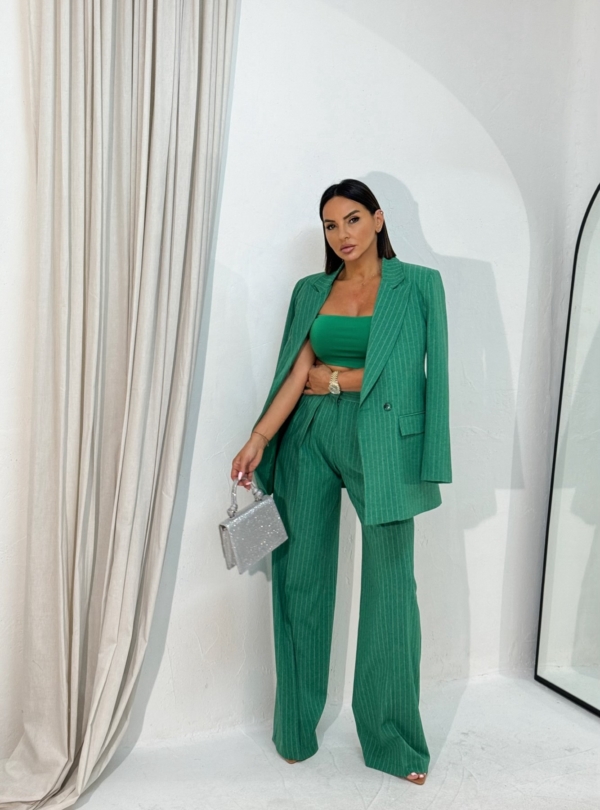 Žensko zeleno prugasto odelo trendi kroja sa zvonastim pantalonama