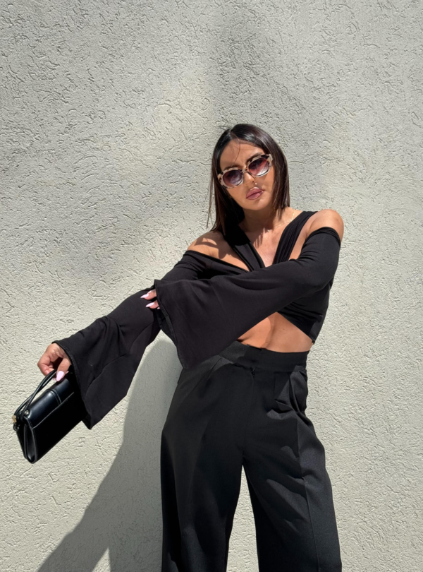 Crna crop top bluza zvonastih rukava sa trakama oko vrata