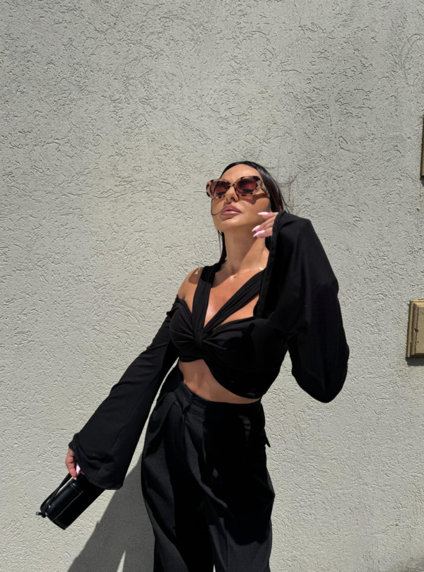 Crna crop top bluza zvonastih rukava sa trakama oko vrata