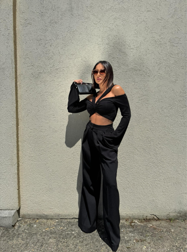 Crna crop top bluza zvonastih rukava sa trakama oko vrata