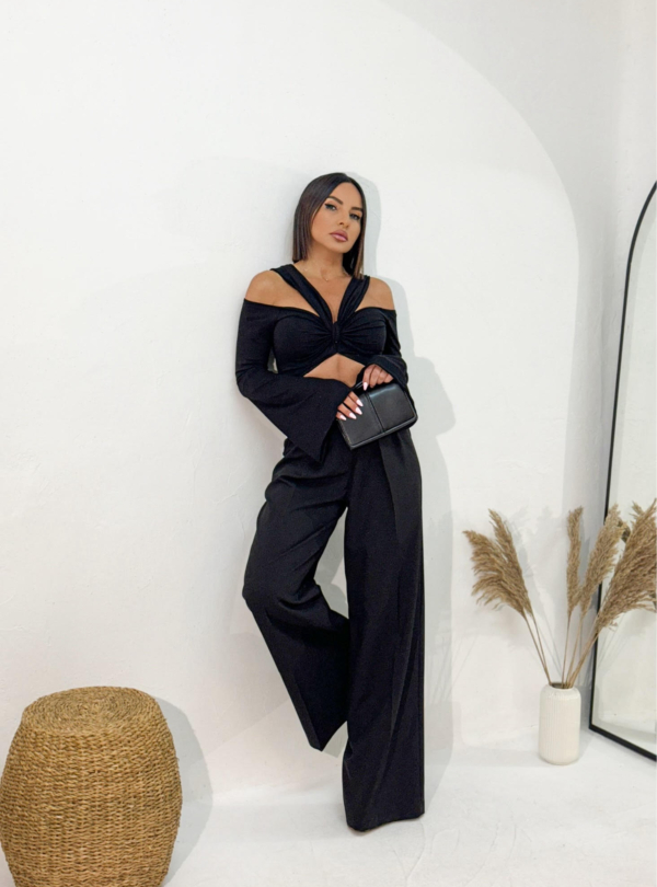 Crne zvonaste pantalone visokog struka sa linijom