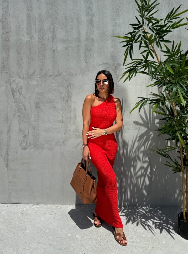 Duga koralno crvena reljefna haljina na jedno rame