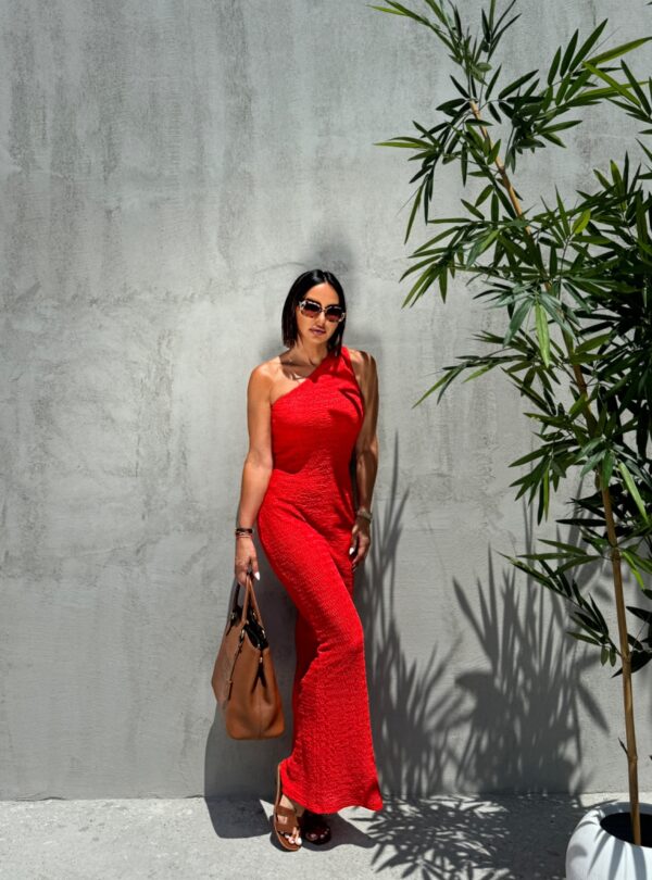 Duga koralno crvena reljefna haljina na jedno rame