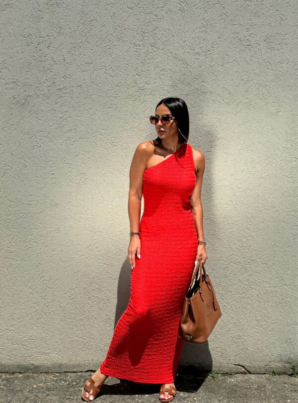Duga koralno crvena reljefna haljina na jedno rame