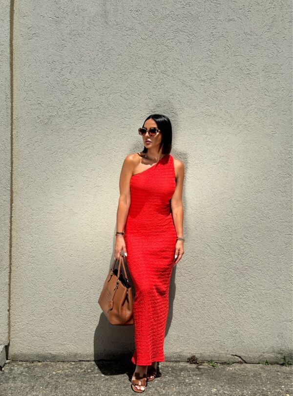 Duga koralno crvena reljefna haljina na jedno rame