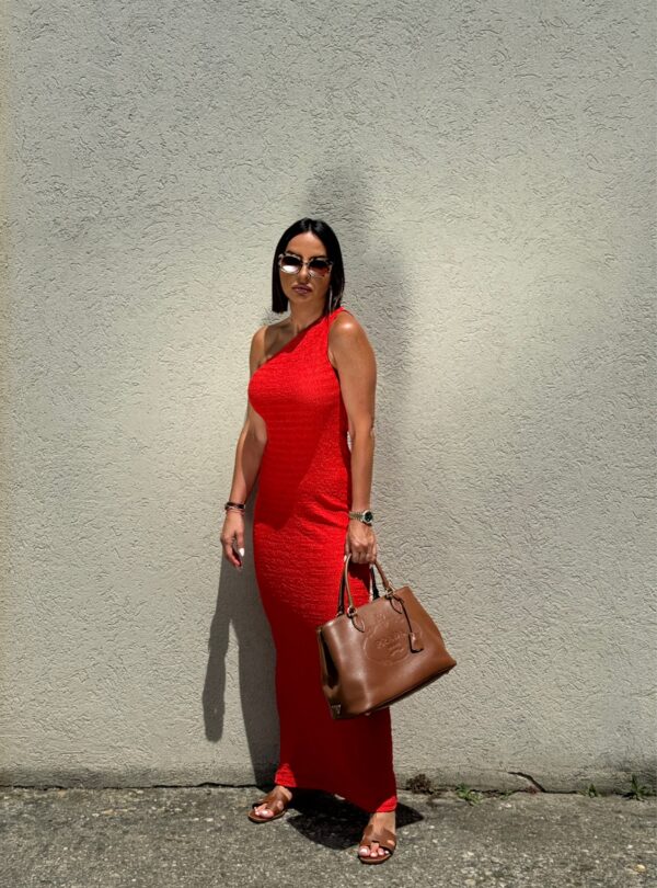 Duga koralno crvena reljefna haljina na jedno rame