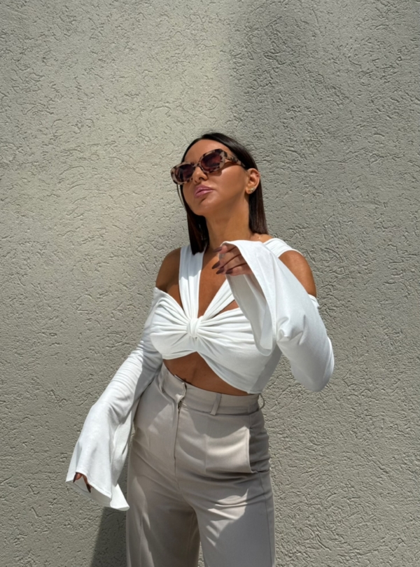 Crop top bela asimetrična bluza zvonastih rukava