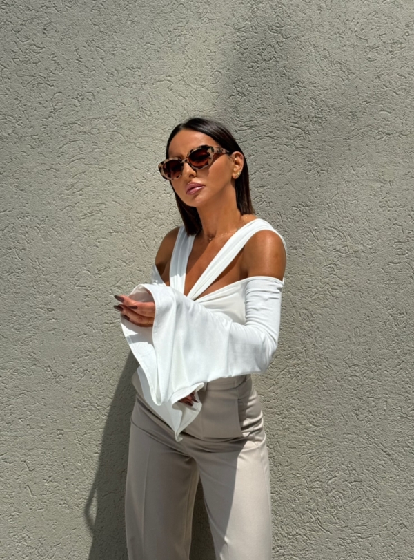 Crop top bela asimetrična bluza zvonastih rukava