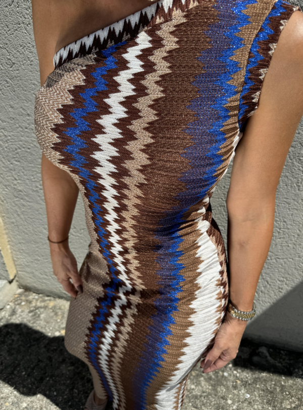 Šarena uska duga haljina na jedno rame boho dezena