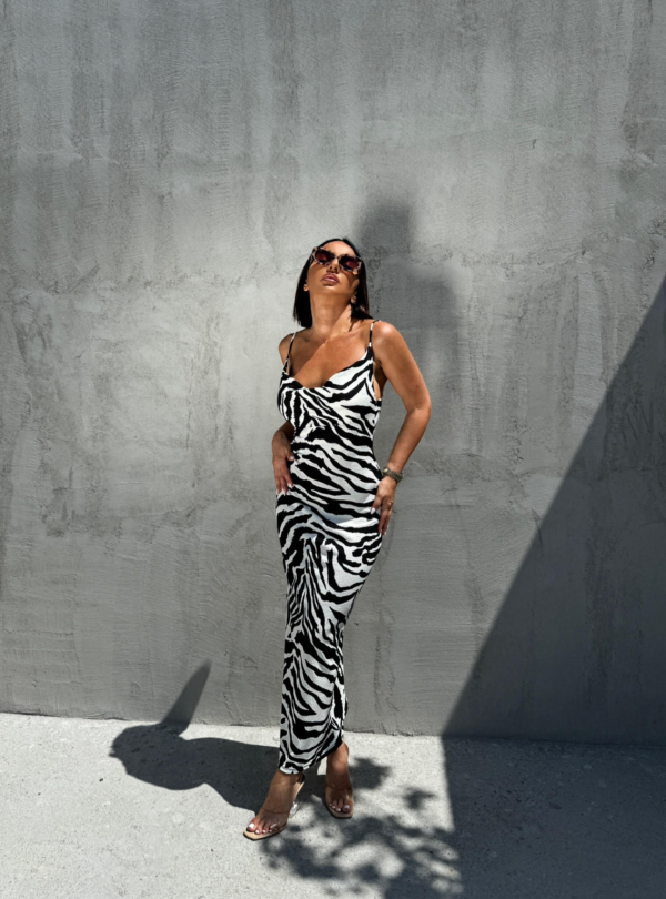 Uska duga crno bela slip haljina zebra printa sa tankim bretelama