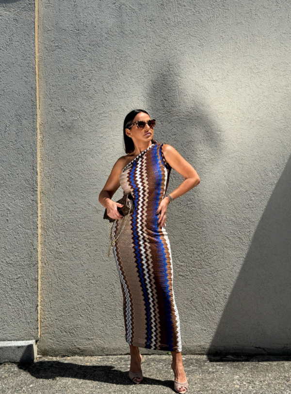 Šarena uska duga haljina na jedno rame boho dezena