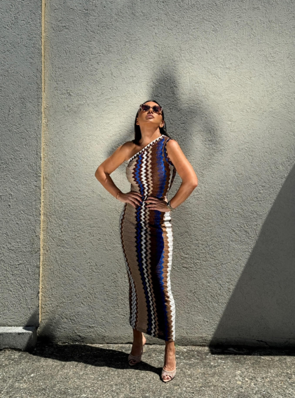 Šarena uska duga haljina na jedno rame boho dezena