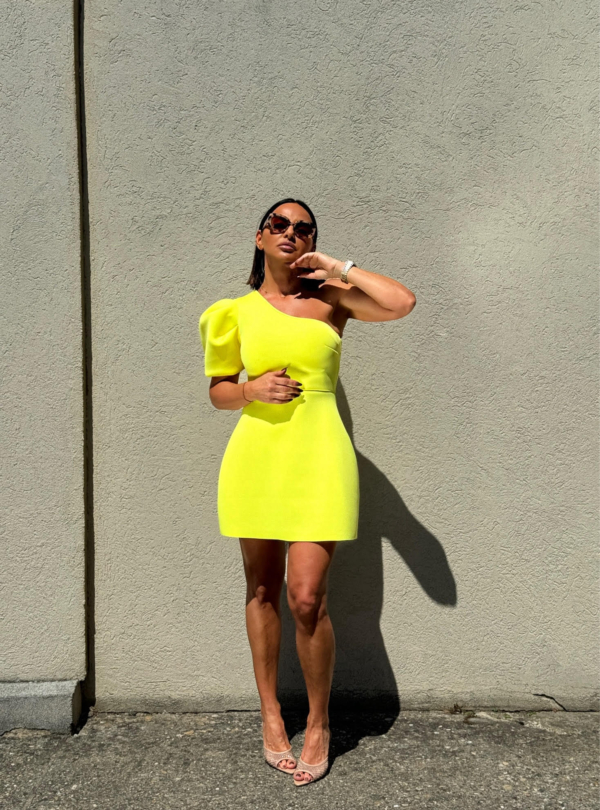 Mini žuta haljina A kroja od čvrstog materijala sa jednim kratkim puf rukavom
