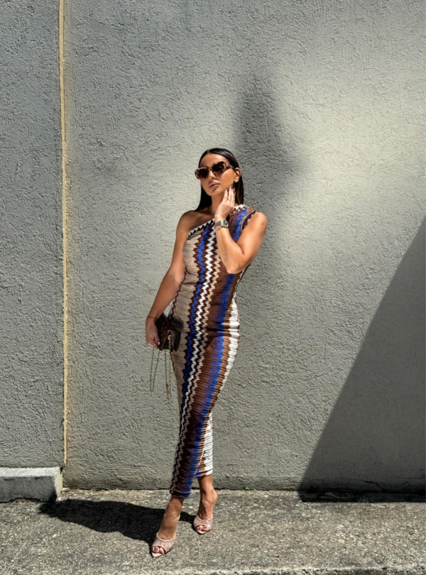 Šarena uska duga haljina na jedno rame boho dezena