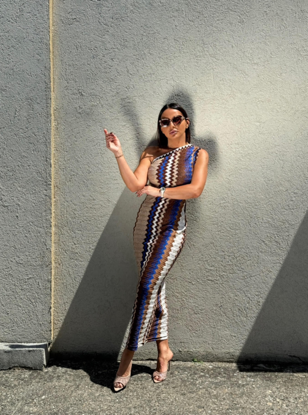 Šarena uska duga haljina na jedno rame boho dezena