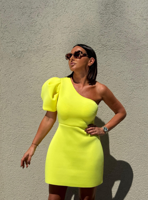 Mini žuta haljina A kroja od čvrstog materijala sa jednim kratkim puf rukavom