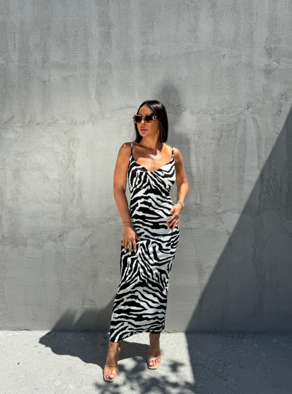 Uska duga crno bela slip haljina zebra printa sa tankim bretelama