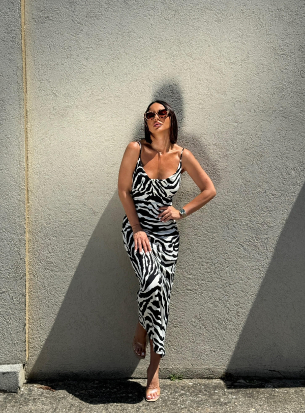 Uska duga crno bela slip haljina zebra printa sa tankim bretelama