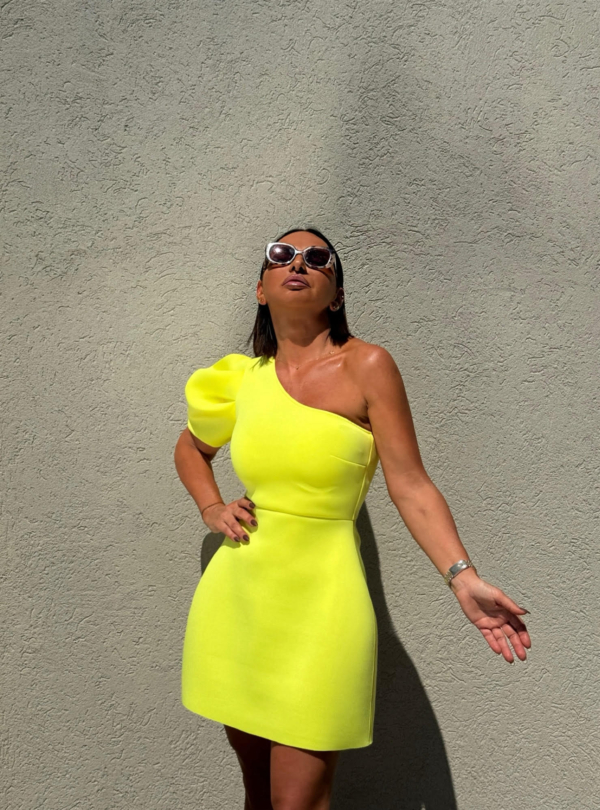 Mini žuta haljina A kroja od čvrstog materijala sa jednim kratkim puf rukavom