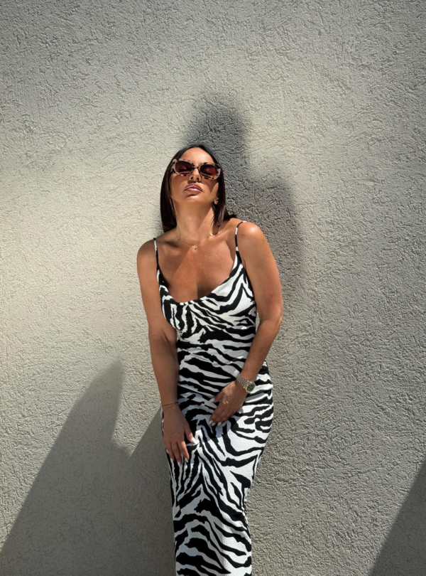 Uska duga crno bela slip haljina zebra printa sa tankim bretelama