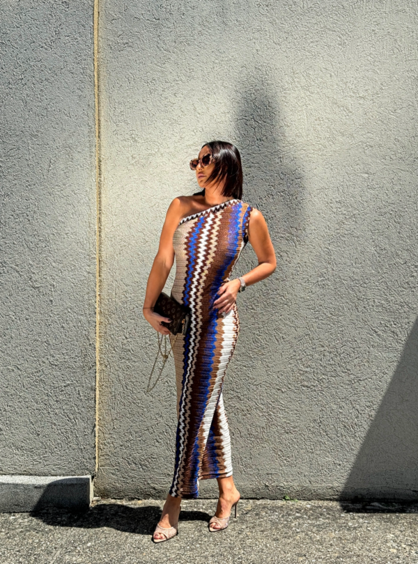 Šarena uska duga haljina na jedno rame boho dezena