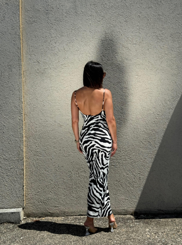 Uska duga crno bela slip haljina zebra printa sa tankim bretelama
