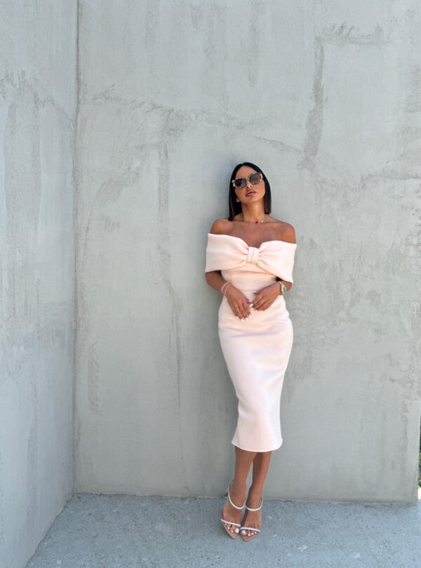 Elegantna uska haljina midi dužine ispod kolena otkrivenih ramena sa dekolteom u vidu mašne puder roze boje