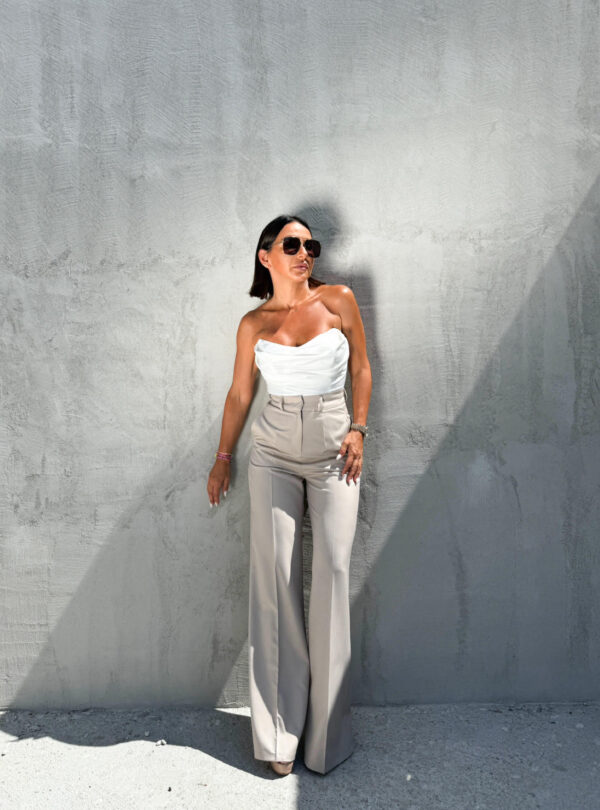 Beli satenski naborani crop top korset sa srcastim izrezom