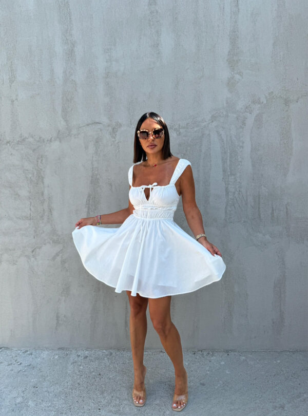 Mini bela lepršava pamučna haljina u bavarskom stilu sa debelim bretelama i dekoltea na vezivanje