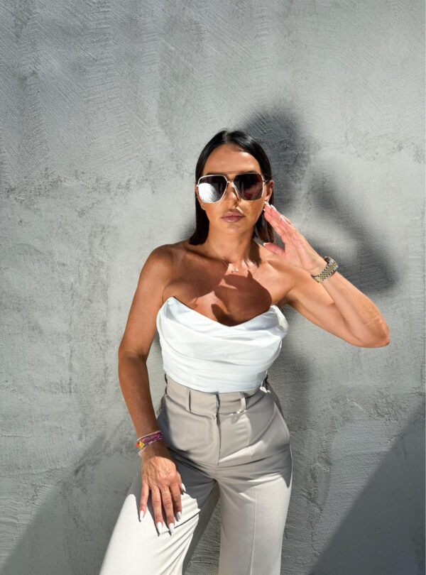 Beli satenski naborani crop top korset sa srcastim izrezom