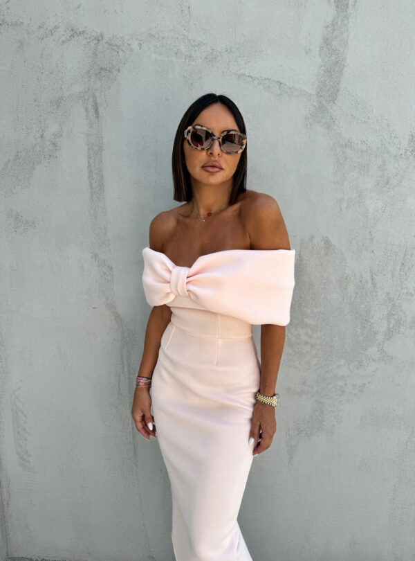 Elegantna uska haljina midi dužine ispod kolena otkrivenih ramena sa dekolteom u vidu mašne puder roze boje