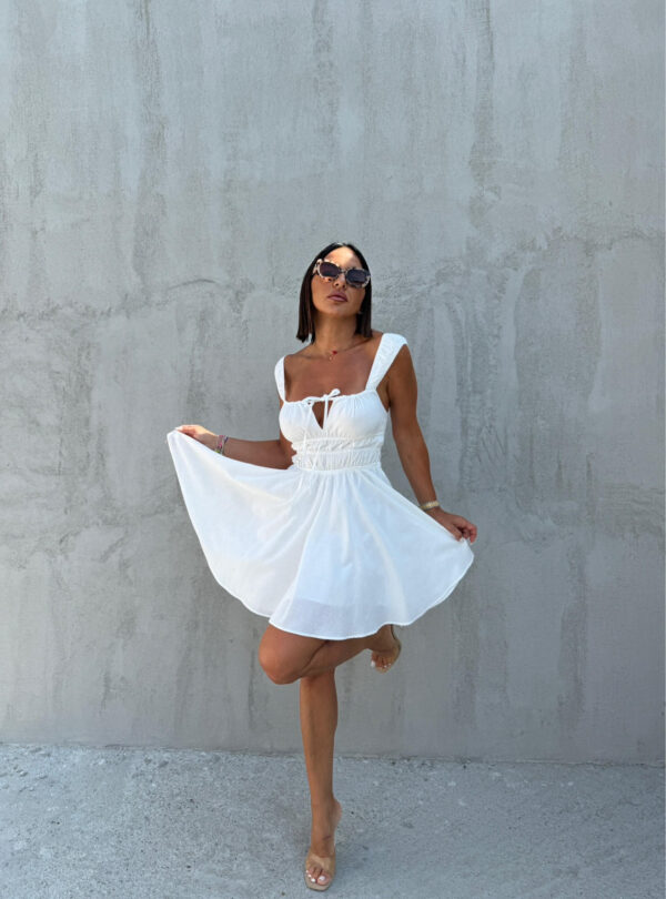 Mini bela lepršava pamučna haljina u bavarskom stilu sa debelim bretelama i dekoltea na vezivanje