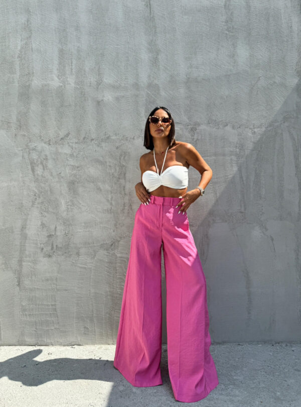 Roze lepršave zvonaste pantalone visokog struka izgužvanog izgleda