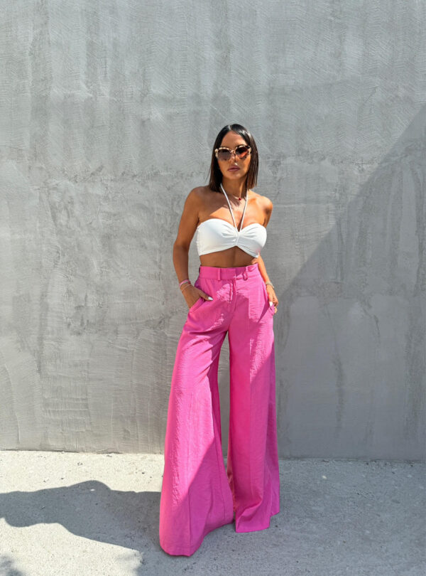 Roze lepršave zvonaste pantalone visokog struka izgužvanog izgleda