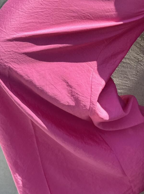 Roze lepršave zvonaste pantalone visokog struka izgužvanog izgleda