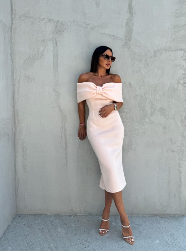 Elegantna uska haljina midi dužine ispod kolena otkrivenih ramena sa dekolteom u vidu mašne puder roze boje