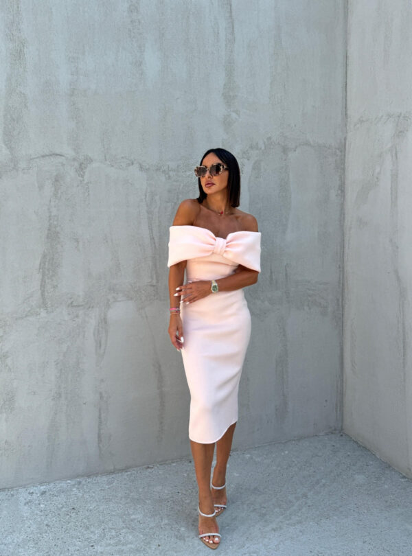 Elegantna uska haljina midi dužine ispod kolena otkrivenih ramena sa dekolteom u vidu mašne puder roze boje