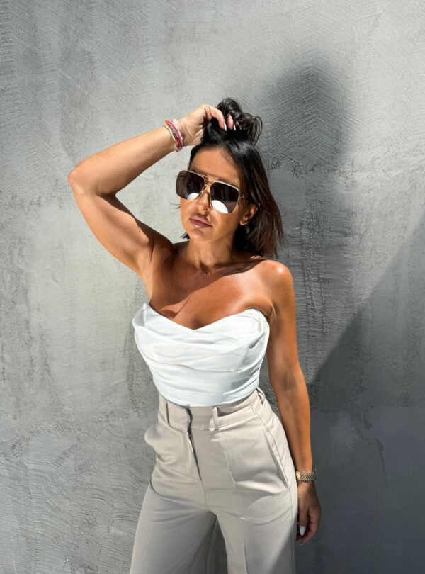 Beli satenski naborani crop top korset sa srcastim izrezom