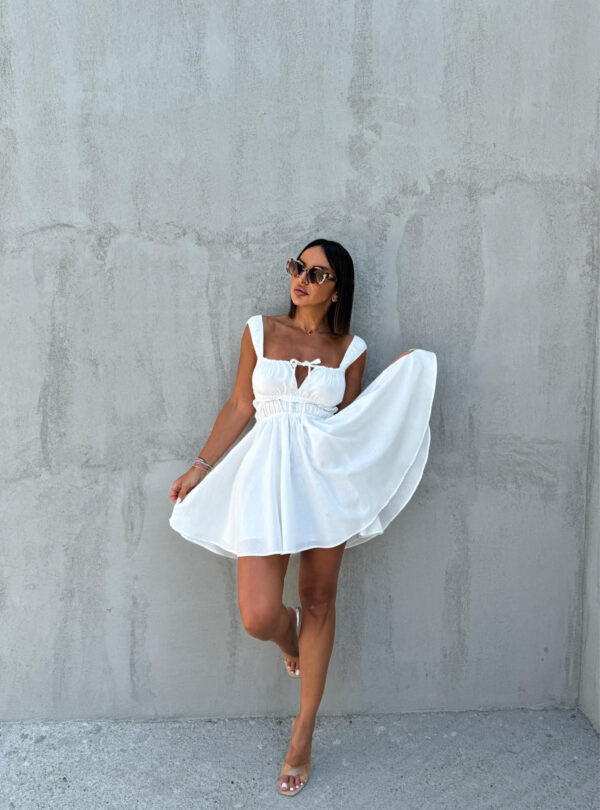 Mini bela lepršava pamučna haljina u bavarskom stilu sa debelim bretelama i dekoltea na vezivanje