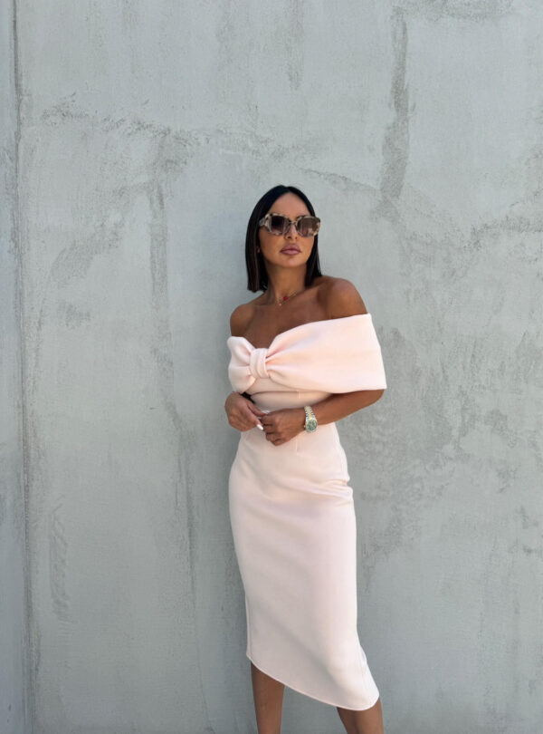 Elegantna uska haljina midi dužine ispod kolena otkrivenih ramena sa dekolteom u vidu mašne puder roze boje