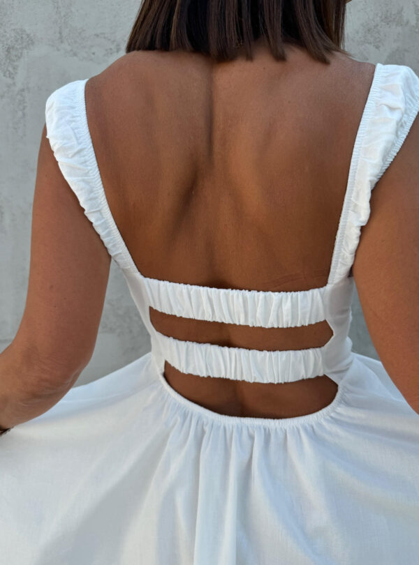 Mini bela lepršava pamučna haljina u bavarskom stilu sa debelim bretelama i dekoltea na vezivanje