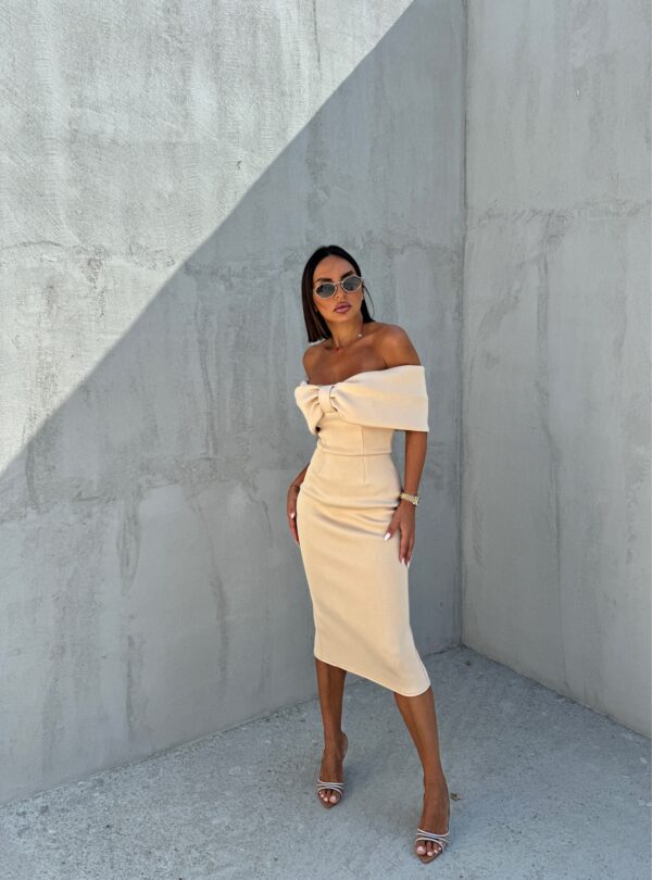Elegantna uska haljina midi dužine ispod kolena otkrivenih ramena sa dekolteom u vidu mašne bež boje