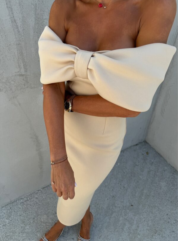 Elegantna uska haljina midi dužine ispod kolena otkrivenih ramena sa dekolteom u vidu mašne bež boje