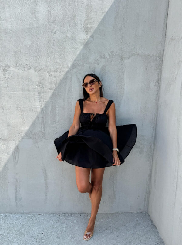 Mini crna lepršava pamučna haljina u bavarskom stilu sa debelim bretelama i dekoltea na vezivanje