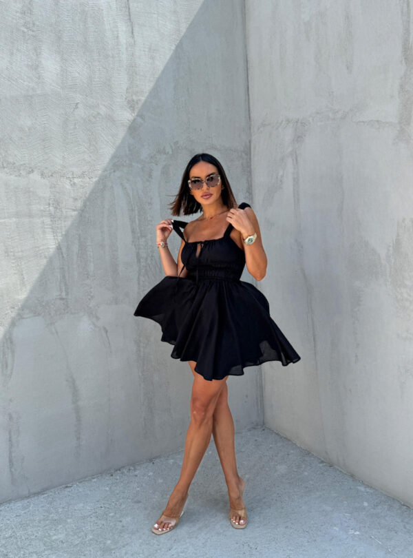 Mini crna lepršava pamučna haljina u bavarskom stilu sa debelim bretelama i dekoltea na vezivanje