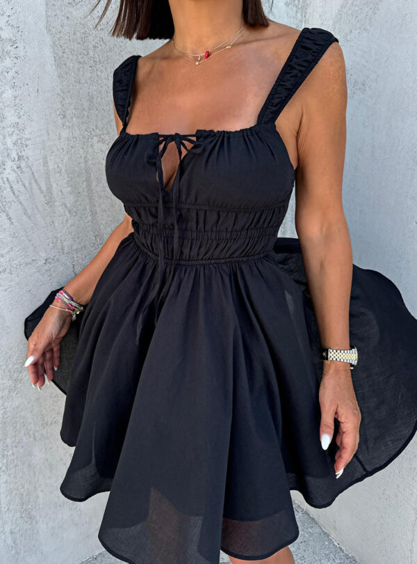 Mini crna lepršava pamučna haljina u bavarskom stilu sa debelim bretelama i dekoltea na vezivanje