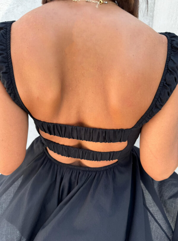 Mini crna lepršava pamučna haljina u bavarskom stilu sa debelim bretelama i dekoltea na vezivanje